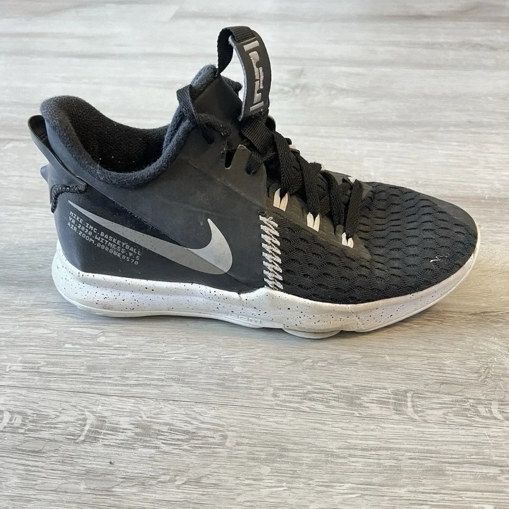 nike lebron witness 5 GS 7Y Black White Basketball Shoes Youth